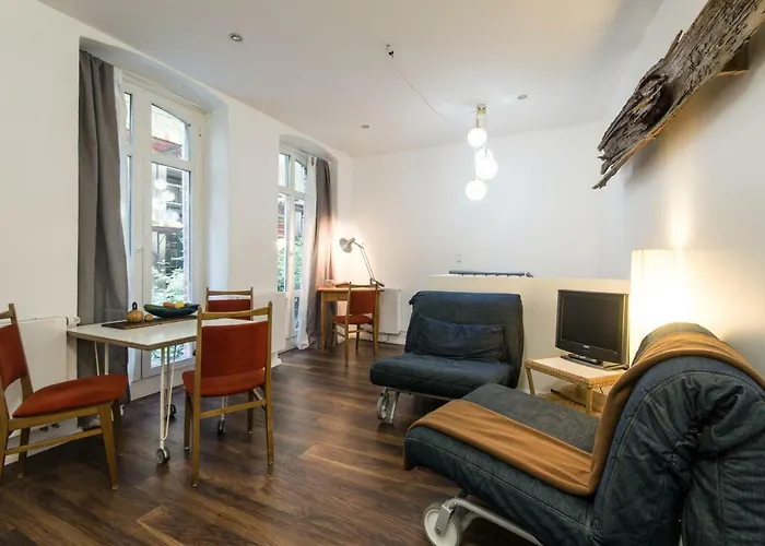 Quiet Courtyard Apartment